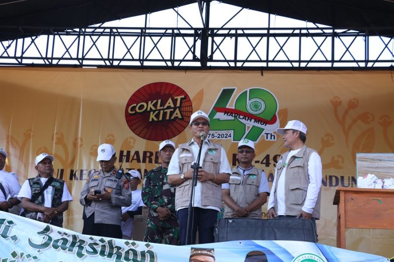 
Bupati andung, Dadang Supratna memberikan sambuatan pada Harlah MUI ke-49, di
di Alun-alun Kecamatan Cicalengka, Kabupaten Bandung, Minggu  (28/7/2024).(Foto: diskominfo)
