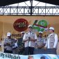 
Bupati andung, Dadang Supratna memberikan sambuatan pada Harlah MUI ke-49, di
di Alun-alun Kecamatan Cicalengka, Kabupaten Bandung, Minggu  (28/7/2024).(Foto: diskominfo)
