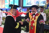 Sekretaris Daerah Jawa Barat, Herman Suryatman (kiri) menyandang gelar Doktor  Ilmu Pemerintahan di Sekolah Pascasarjana IPDN Kampus Jatinangor, Kabupaten Sumedang, Senin (29/7/2024). (Foto: adpim jabar)

