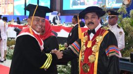Sekretaris Daerah Jawa Barat, Herman Suryatman (kiri) menyandang gelar Doktor  Ilmu Pemerintahan di Sekolah Pascasarjana IPDN Kampus Jatinangor, Kabupaten Sumedang, Senin (29/7/2024). (Foto: adpim jabar)

