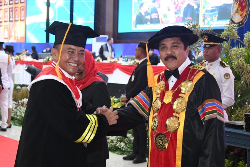 Sekretaris Daerah Jawa Barat, Herman Suryatman (kiri) menyandang gelar Doktor  Ilmu Pemerintahan di Sekolah Pascasarjana IPDN Kampus Jatinangor, Kabupaten Sumedang, Senin (29/7/2024). (Foto: adpim jabar)

