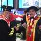 Sekretaris Daerah Jawa Barat, Herman Suryatman (kiri) menyandang gelar Doktor  Ilmu Pemerintahan di Sekolah Pascasarjana IPDN Kampus Jatinangor, Kabupaten Sumedang, Senin (29/7/2024). (Foto: adpim jabar)

