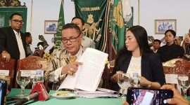 
Kuasa hukum keluarga Vina, Hotman Paris, saat memberikan pernyataan, Selasa (30/7/2024). (Foto: Bambang/dara)

