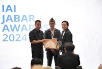 
Penjabat Gubernur Jawa Barat Bey Machmudin menghadiri acara  Malam Penganugerahan Ikatan Arsitek Indonesia (IAI) Jabar Award, di Hotel Savoy Homan, Kota Bandung, Sabtu (27/7/2024). (Foto: biro adpim jabar)