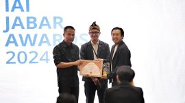 
Penjabat Gubernur Jawa Barat Bey Machmudin menghadiri acara  Malam Penganugerahan Ikatan Arsitek Indonesia (IAI) Jabar Award, di Hotel Savoy Homan, Kota Bandung, Sabtu (27/7/2024). (Foto: biro adpim jabar)