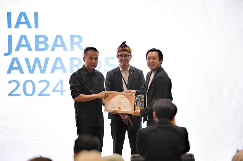 
Penjabat Gubernur Jawa Barat Bey Machmudin menghadiri acara  Malam Penganugerahan Ikatan Arsitek Indonesia (IAI) Jabar Award, di Hotel Savoy Homan, Kota Bandung, Sabtu (27/7/2024). (Foto: biro adpim jabar)