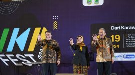 
Plt Asisten Administrasi Umum Setda Provinsi Jabar Hening Widyatmoko dan Kepala Diskominfo Jabar Ika Mardiah saat membuka IKP Fest 2024 di Kabupaten Karawang, Kamis (18/7/2024).(Foto: adpim jabar)

