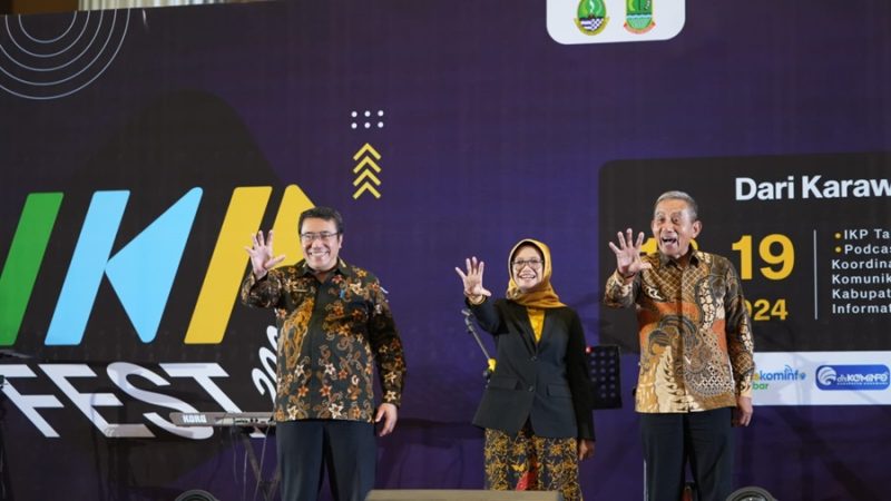 
Plt Asisten Administrasi Umum Setda Provinsi Jabar Hening Widyatmoko dan Kepala Diskominfo Jabar Ika Mardiah saat membuka IKP Fest 2024 di Kabupaten Karawang, Kamis (18/7/2024).(Foto: adpim jabar)

