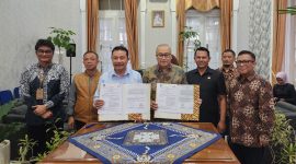 Pj. Bupati Garut, Barnas Adjidin, dan Head of Digital Vertical Ecosystem Government and Public Service PT. Telkom Indonesia, Dinoor Susatijo, menandatangani kesepakatan bersama di Ruang Pamengkang, Kecamatan Garut Kota, Kabupaten Garut, Jumat (26/7/2024)(Foto: Istimewa)
