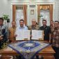 Pj. Bupati Garut, Barnas Adjidin, dan Head of Digital Vertical Ecosystem Government and Public Service PT. Telkom Indonesia, Dinoor Susatijo, menandatangani kesepakatan bersama di Ruang Pamengkang, Kecamatan Garut Kota, Kabupaten Garut, Jumat (26/7/2024)(Foto: Istimewa)
