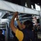 emasangan tenda di Jalan Pasar Baru, sebagai tempat relokasi bagi para PKL yang sebelumnya berjualan di Jalan Ahmad Yani, Kecamatan Garut Kota, Kabupaten Garut, Minggu malam (28/7/2024)(Foto: Istimewa)