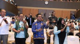 
Bupati Bandung HM. Dadang Supriatna didampingi Kepala DLH Asep Kusumah, dan Ketua TP PKK, Emman Dety memainkan musik tradisional celempung dan karinding.(Foto: diskominfo)
