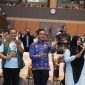 
Bupati Bandung HM. Dadang Supriatna didampingi Kepala DLH Asep Kusumah, dan Ketua TP PKK, Emman Dety memainkan musik tradisional celempung dan karinding.(Foto: diskominfo)
