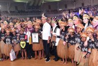 Presiden RI Jokowi didampngi Ibu Negara Iriana berfoto bersama di 
Puncak Hari Anak Nasional ke-40-2024, di Istora Papua Bangkit, Kabupaten Jayapura, Papua, Selasa (23/7/2024). Sekitar 6.000 anak dan para undangan turut memeriahkan acara tersebut.(Foto: dokpim jabar) 