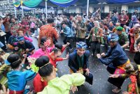 
Penjabat Gubernur Jawa Barat Bey Machmudin bebaur dengan para penari tradisional saat menghadiri Asia Afrika Festival 2024 yang bertemakan 