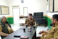 Ketua KIM Kabupaten Bandung, Atep Kusman (tengah) saat berdiskusi dengan kepala desa (Foto: Ist)

