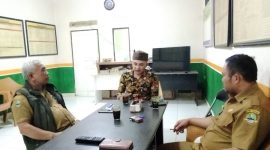 Ketua KIM Kabupaten Bandung, Atep Kusman (tengah) saat berdiskusi dengan kepala desa (Foto: Ist)

