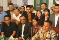 
Iptu Rudiana di dampingi pengacara Hotman Pars saat konferensi pers, Selasa (30/7/2024). (Foto: Bambang/dara)

