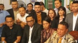 
Iptu Rudiana di dampingi pengacara Hotman Pars saat konferensi pers, Selasa (30/7/2024). (Foto: Bambang/dara)

