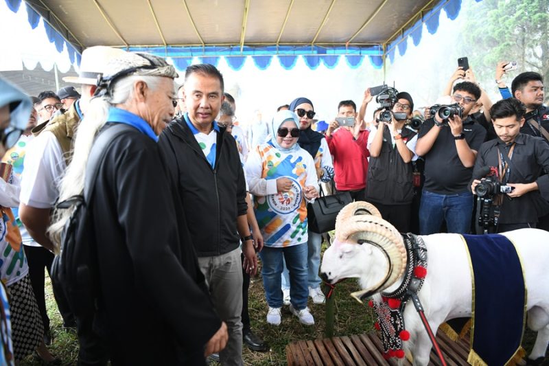 
Pj Gubernur Jawa Barat Bey Machmudin mnnghadiri Kontes Ternak dan Expo Pangan Tingkat Provinsi Jawa Barat Tahun 2024 di The Landen, Lembang, Kabupaten Bandung Barat, Kamis (25/17/2024).(Foto: Biro Adpim Jabar)