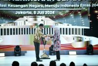 
Penjabat Gubernur Jawa Barat Bey Machmudin saat menghadiri penyampaian Laporan Hasil Pemeriksaan Badan Pemeriksa Keuangan atas Pengelolaan dan Tanggung Jawab Keuangan Negara di Cendrawasih Room, Jakarta Convention Center, Senin (8/7/2024). (Foto: adpim/jabar)