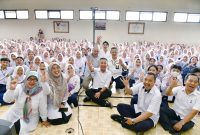 
Penjabat Gubernur Jawa Barat Bey Machmudin kembali meninjau pelaksanaan Masa Pengenalan Lingkungan Sekolah (MPLS) yang kali ini dilakukan di SMK Negeri 1, Kota Bandung, Rabu (17/7/2024).(Foto: Biro Adpim Jabar)

