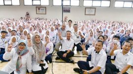 Penjabat Gubernur Jawa Barat Bey Machmudin kembali meninjau pelaksanaan Masa Pengenalan Lingkungan Sekolah (MPLS) yang kali ini dilakukan di SMK Negeri 1, Kota Bandung, Rabu (17/7/2024).(Foto: Biro Adpim Jabar)
