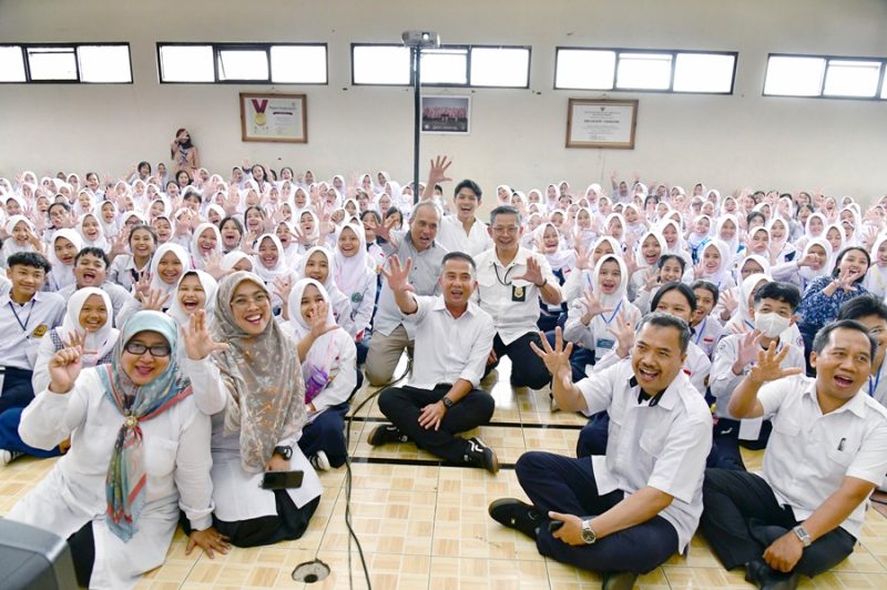 
Penjabat Gubernur Jawa Barat Bey Machmudin kembali meninjau pelaksanaan Masa Pengenalan Lingkungan Sekolah (MPLS) yang kali ini dilakukan di SMK Negeri 1, Kota Bandung, Rabu (17/7/2024).(Foto: Biro Adpim Jabar)

