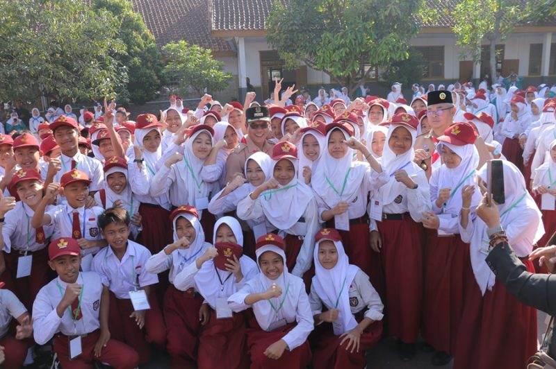 Bupati Bandung Dadang Supriatna berfoto bersama siswa bar usai membuka MPLS di SMPN 1 Katapang, Kecamatan Katapang, Kabupaten Bandung, Senin (15/7/2024) pagi. (Foto: diskominfo)

