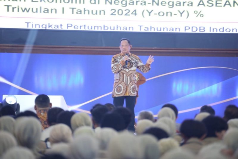 

Menteri Dalam Negeri Tito Karnavian memberikan sambuatan pada Pembekalan calon wisudawan IPDN Tahun Akademik 2023/2024 di Kampus IPDN Jatinangor Sumedang, Jumat (26/7/2024).(Foto: kemendagri)