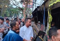 Penjabat Gubernur Jabar Bey Machmudin meninjau kebakaran pasar simpang Dago, Jumat (26/7/2024). (Foto: deram/dara)

