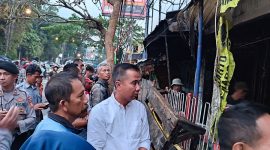 Penjabat Gubernur Jabar Bey Machmudin meninjau kebakaran pasar simpang Dago, Jumat (26/7/2024). (Foto: deram/dara)

