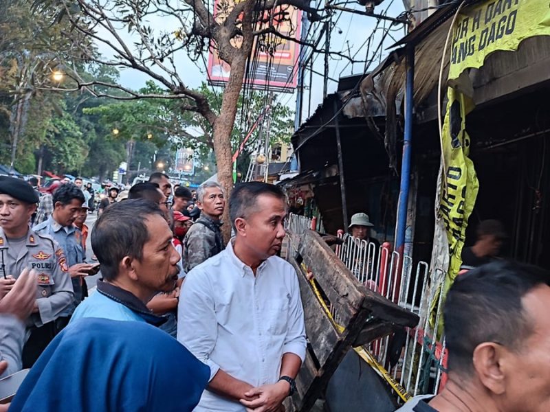 Penjabat Gubernur Jabar Bey Machmudin meninjau kebakaran pasar simpang Dago, Jumat (26/7/2024). (Foto: deram/dara)

