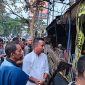 Penjabat Gubernur Jabar Bey Machmudin meninjau kebakaran pasar simpang Dago, Jumat (26/7/2024). (Foto: deram/dara)

