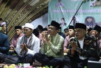 Bupati Bandung HM. Dadang Supriatna melantik Pengurus MWC NU Kecamatan Baleendah di Lapangan Sektor 7 Citarum Kampung Penclut Desa  Rancamanyar Kecamatan Baleendah Kabupaten Bandung, Sabtu (13/7/2024) malam. (Foto: diskominfo)
