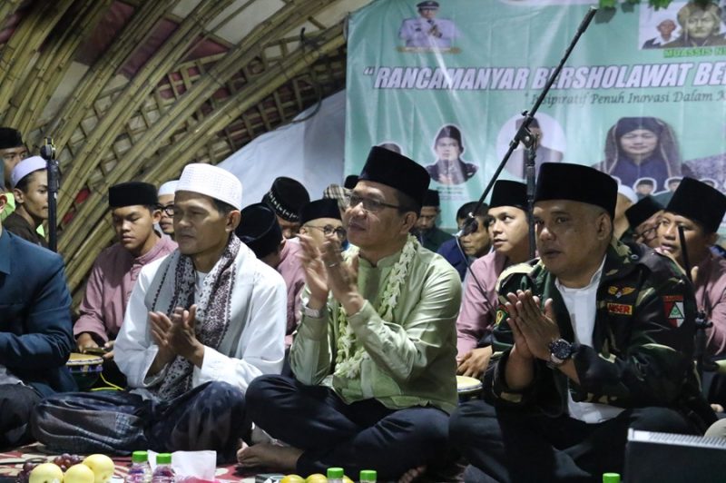Bupati Bandung HM. Dadang Supriatna melantik Pengurus MWC NU Kecamatan Baleendah di Lapangan Sektor 7 Citarum Kampung Penclut Desa  Rancamanyar Kecamatan Baleendah Kabupaten Bandung, Sabtu (13/7/2024) malam. (Foto: diskominfo)
