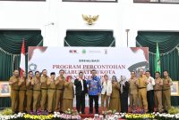
Sekretaris Daerah Provinsi Jawa Barat Herman Suryatman berfoto Bersama usai Sosialisasi Program Percontohan Kabupaten dan Kota Antikorupsi Tingkat Provinsi Jabar di Gedung Sate, Kota Bandung, Senin (29/7/2024).(Foto: biro adpim jabar) 
