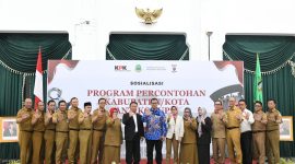 
Sekretaris Daerah Provinsi Jawa Barat Herman Suryatman berfoto Bersama usai Sosialisasi Program Percontohan Kabupaten dan Kota Antikorupsi Tingkat Provinsi Jabar di Gedung Sate, Kota Bandung, Senin (29/7/2024).(Foto: biro adpim jabar) 
