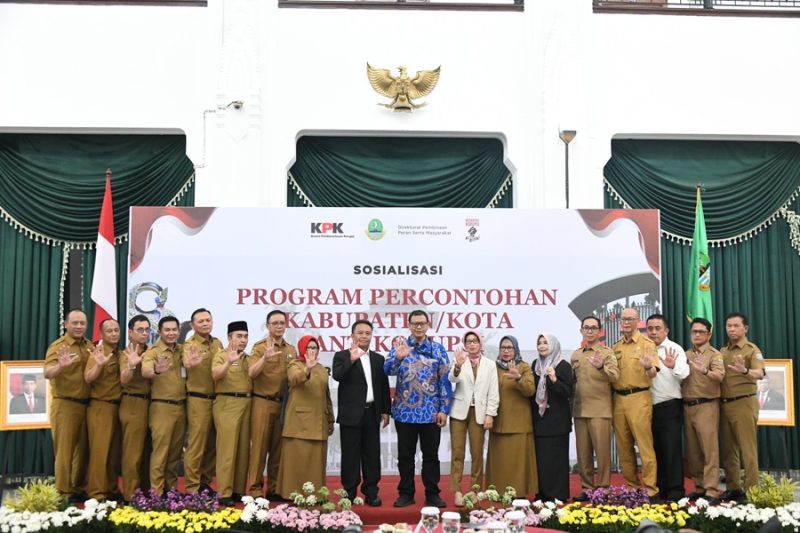 
Sekretaris Daerah Provinsi Jawa Barat Herman Suryatman berfoto Bersama usai Sosialisasi Program Percontohan Kabupaten dan Kota Antikorupsi Tingkat Provinsi Jabar di Gedung Sate, Kota Bandung, Senin (29/7/2024).(Foto: biro adpim jabar) 
