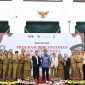 
Sekretaris Daerah Provinsi Jawa Barat Herman Suryatman berfoto Bersama usai Sosialisasi Program Percontohan Kabupaten dan Kota Antikorupsi Tingkat Provinsi Jabar di Gedung Sate, Kota Bandung, Senin (29/7/2024).(Foto: biro adpim jabar) 

