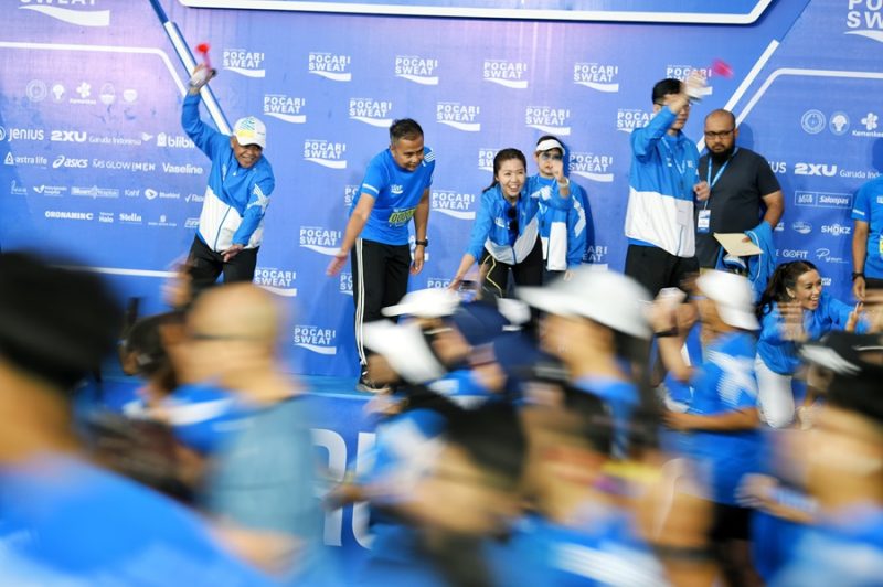 Penjabat Gubernur Jawa Barat Bey Machmudin flag off serta mengikuti lari 10K Pocari Sweat Run 2024 hari kedua di Jalan Diponegoro, Kota Bandung, dilanjutkan konferensi pers di Aula Barat Gedung Sate, Minggu (21/7/2024).(Foo: adpim jabar)