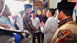 Presiden Jokowi melakukan takziah ke rumah duka almarhum Hamzah Haz di Matraman, Jakarta, Rabu (24/07/2024). (Foto: BPMI Setpres/Vico)
