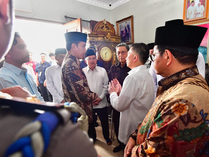Presiden Jokowi melakukan takziah ke rumah duka almarhum Hamzah Haz di Matraman, Jakarta, Rabu (24/07/2024). (Foto: BPMI Setpres/Vico)
