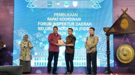 
Penjabat (Pj.) Gubernur Jawa Barat Bey Machmudin memberikan cendera usai membuka Rapat Koordinasi Forum Inspektur Daerah Seluruh Indonesia (FIDSI) di Gedung Sate, Kota Bandung, Senin (29/7/2024). (Foto: biro adpim jabar)


