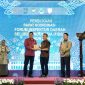 
Penjabat (Pj.) Gubernur Jawa Barat Bey Machmudin memberikan cendera usai membuka Rapat Koordinasi Forum Inspektur Daerah Seluruh Indonesia (FIDSI) di Gedung Sate, Kota Bandung, Senin (29/7/2024). (Foto: biro adpim jabar)

