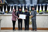
Penjabat Gubernur Jawa Barat Bey Machmudin menghadiri Rapat Paripurna DPRD Jabar di gedung DPRD Jabar, Kota Bandung, Senin (29/7/2024).(Foto: Biro Adpim Jabar)
