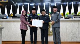 
Penjabat Gubernur Jawa Barat Bey Machmudin menghadiri Rapat Paripurna DPRD Jabar di gedung DPRD Jabar, Kota Bandung, Senin (29/7/2024).(Foto: Biro Adpim Jabar)
