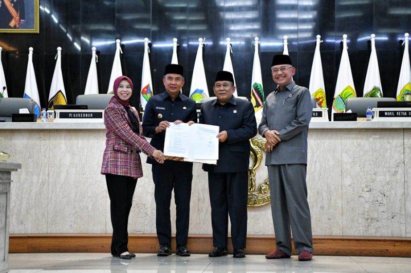 
Penjabat Gubernur Jawa Barat Bey Machmudin menghadiri Rapat Paripurna DPRD Jabar di gedung DPRD Jabar, Kota Bandung, Senin (29/7/2024).(Foto: Biro Adpim Jabar)
