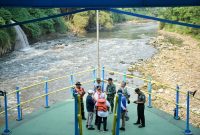 
Sekretaris Daerah Provinsi Jawa Barat Herman Suryatman melakukan monitoring kebersihan Sungai Citarum di kawasan Jembatan Babakan Sapan (BBS), Kecamatan Batujajar, Kabupaten Bandung Barat, Selasa (16/7/2024).(Foto: Biro Adpim Jabar)