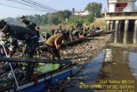 
Sebanyak 215 personel yang terdiri dari TNI, Polri, Dinas Sumber Daya Air Jabar, BPBD Jabar, BBWS dan serta unsur masyarakat bahu-membahu mengangkut sampah yang berada di kawasan Jembatan Babakan Sapan (BBS), Desa Selacau, Kecamatan Batujajar, Kabupaten Bandung Barat, Sabtu (20/7/2024). (Foto: Satgas Citarum Harum)